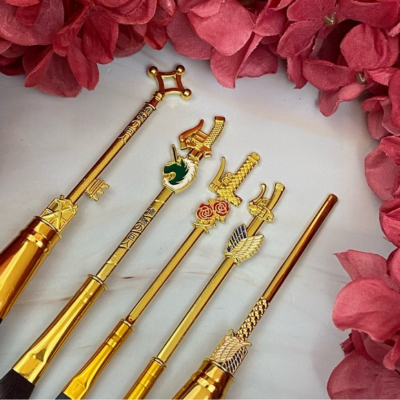 Attack on Titan Gold 5 Piece Makeup Brush Set with Bag - Picture 11 of 16